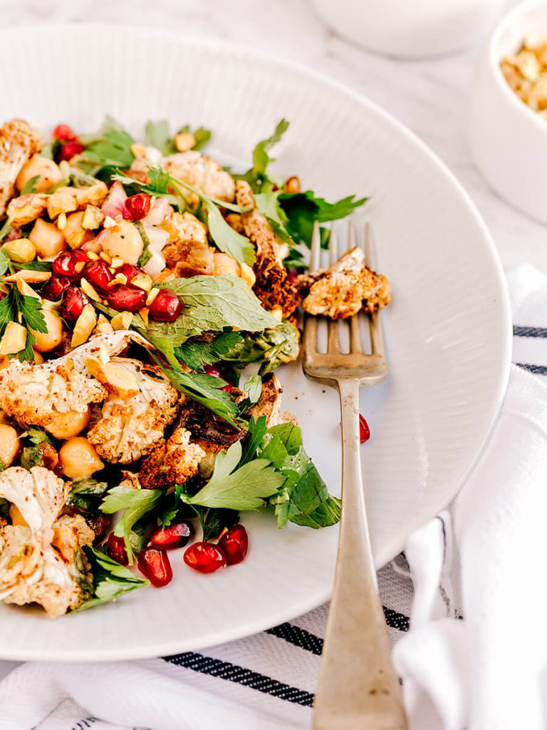 Receita de salada de couve-flor e grão-de-bico, servida com ervas frescas e temperos leves