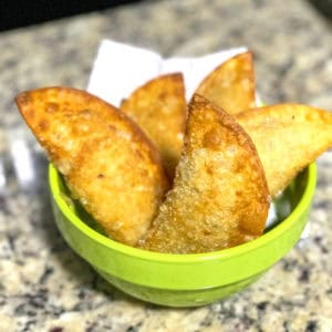 Receita de pastel de bacalhau crocante com recheio cremoso e saboroso, servido como entrada