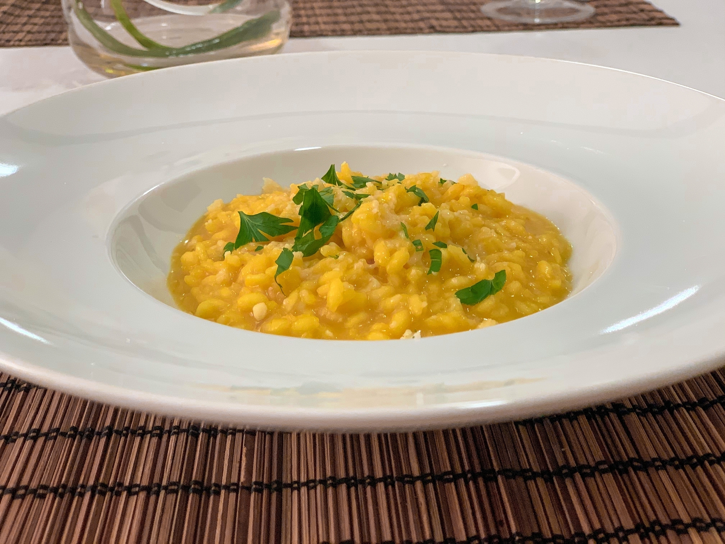 Risoto de açafrão da terra e parmesão.