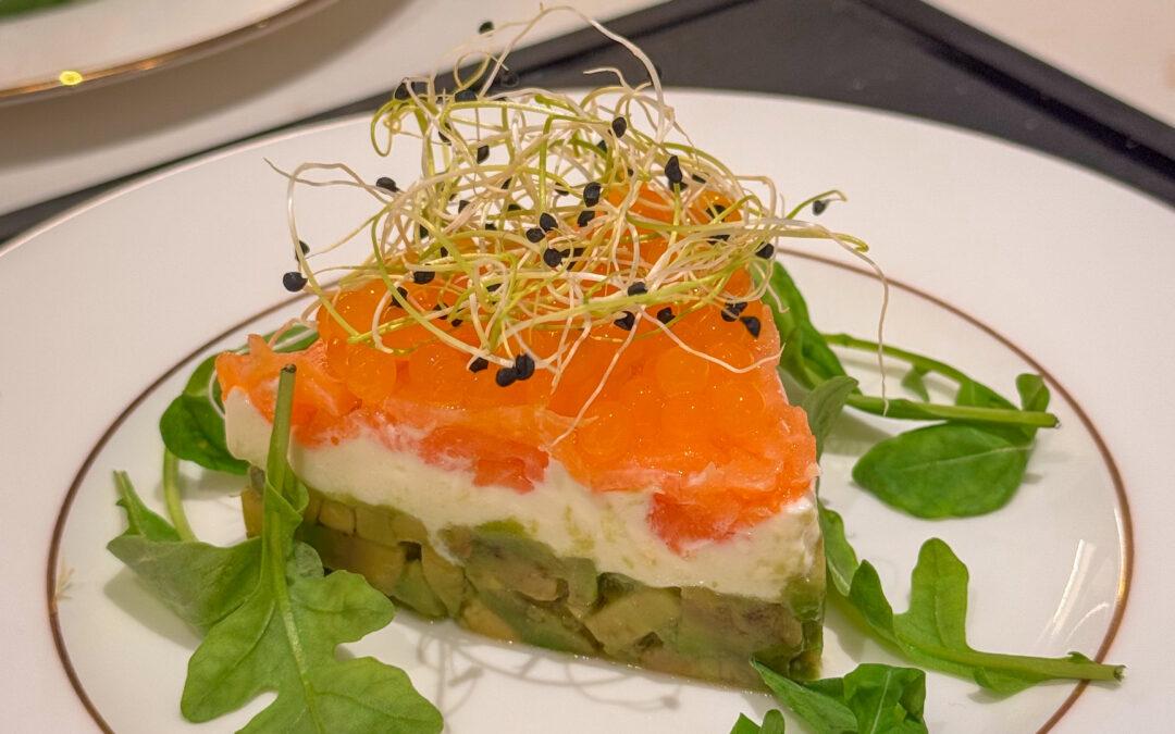 Torre de Salmão Defumado com Avocado e Creme de Ricota