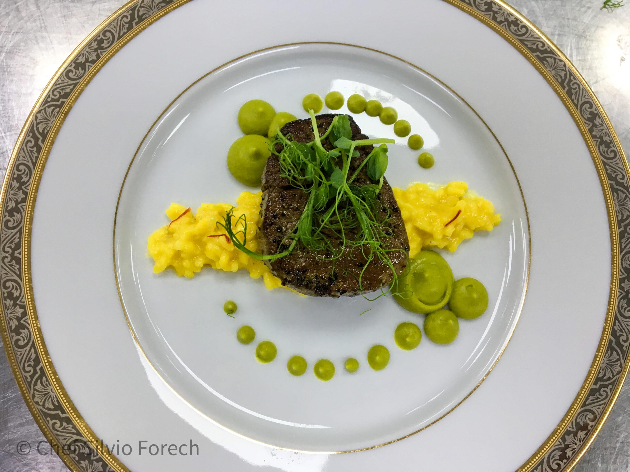 Prato de risoto cremoso com filé mignon grelhado, preparado pelo Chef Silvio Forech.