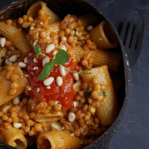 Pasta vegana nutritiva com molho de tomate e pinhões por chef silvio forech