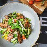 Salada low carb de carne grelhada com folhas verdes e tomatinhos por chef silvio forech