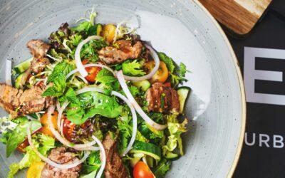 Salada Low Carb de Carne Grelhada com Folhas Verdes: Nutrição e Sabor em um Só Prato