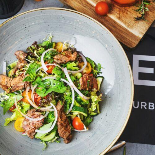 Salada low carb de carne grelhada com folhas verdes e tomatinhos por chef silvio forech