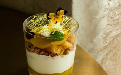 Parfait Tropical com Manga e Iogurte: Uma Sobremesa Visualmente Irresistível