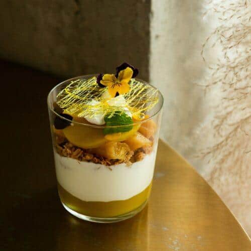 Parfait tropical com manga, iogurte, granola crocante e fios de caramelo