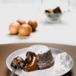 Petit Gâteau de chocolate com recheio cremoso servido com chantilly – por chef silvio forech