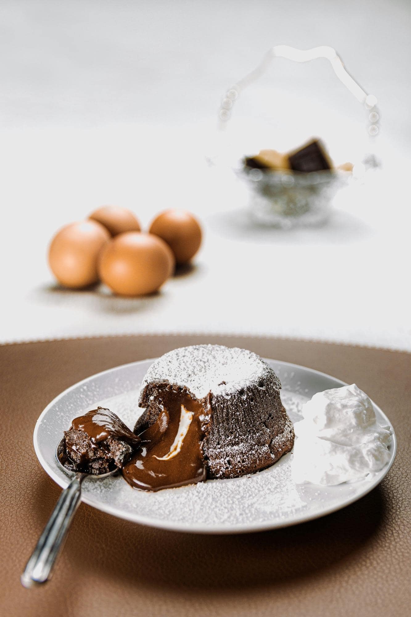 Petit Gâteau de chocolate com recheio cremoso servido com chantilly – por chef silvio forech