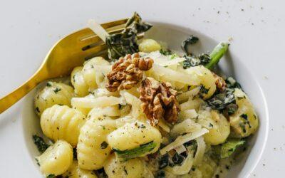 Nhoque com Molho Pesto e Nozes: Sabor e Frescor em Cada Garfada