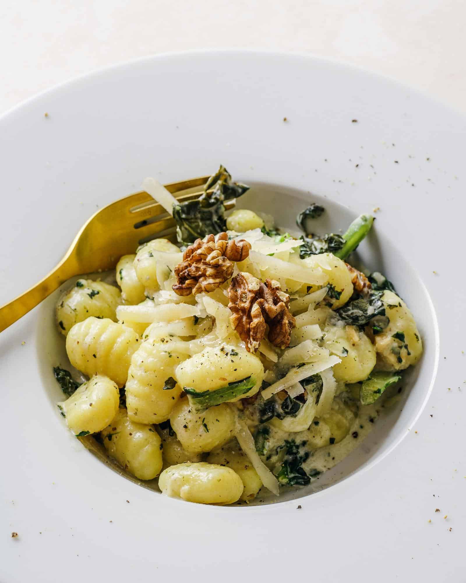 Nhoque com molho pesto e nozes por chef silvio forech
