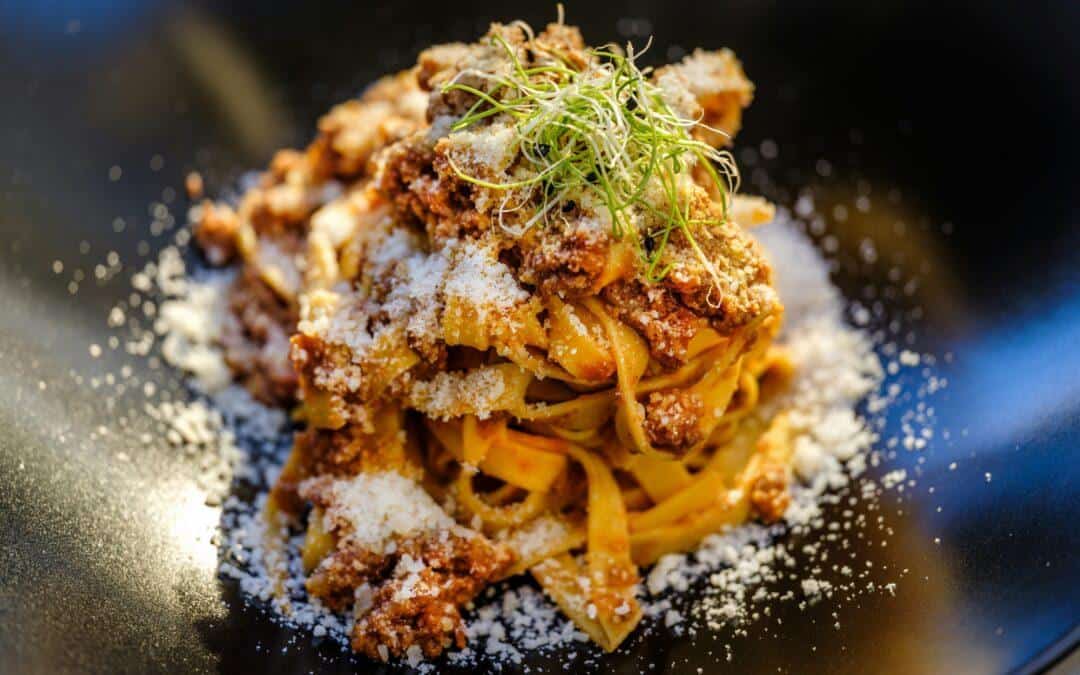 Tagliatelle à bolonhesa tradicional com parmesão e ervas frescas – por chef silvio forech