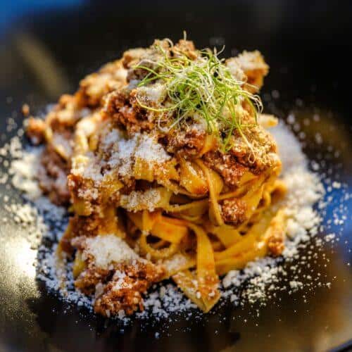Tagliatelle à bolonhesa tradicional com parmesão e ervas frescas – por chef silvio forech
