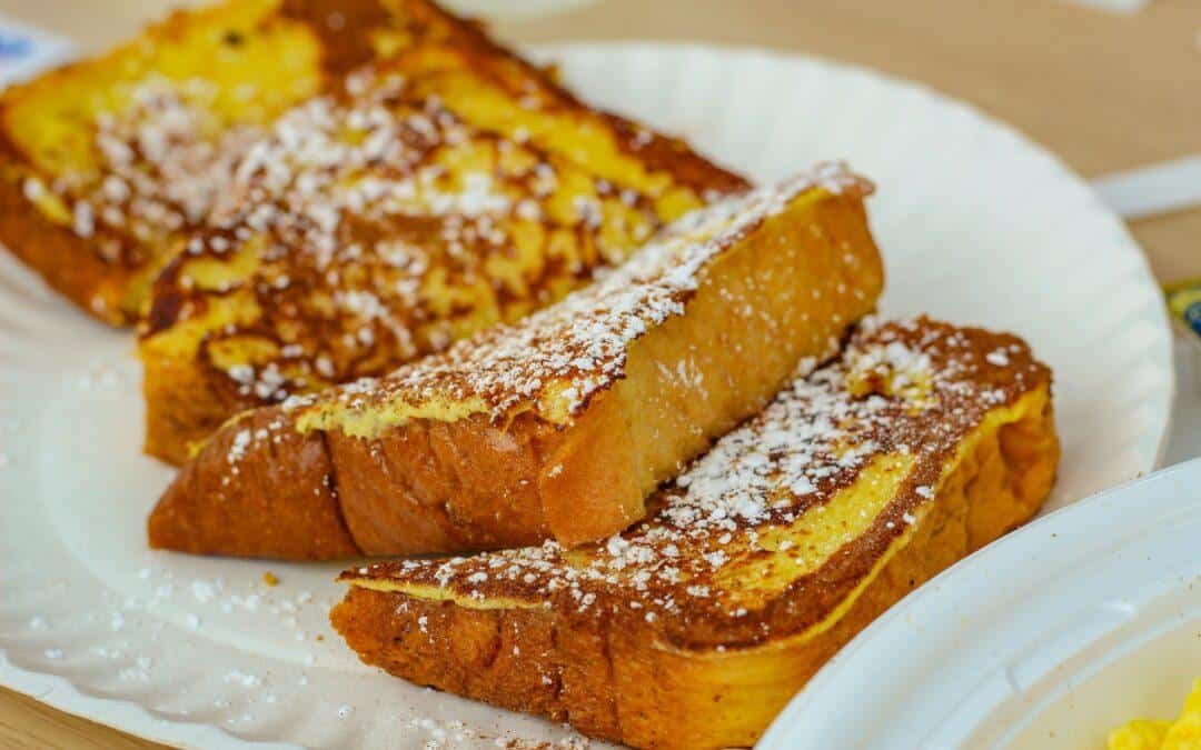 Rabanadas douradas e crocantes polvilhadas com açúcar e canela sobre um prato branco – Receita do Chef Silvio Forech.