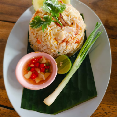 Arroz de Coco com Frutos do Mar servido com molho picante, limão e cebolinha por chef silvio forech
