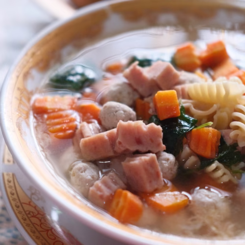Sopa Minestrone Ticinese com vegetais e bacon em tigela