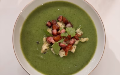 Sopa de Ervilha com Couve, Croutons e Bacon: Conforto e Sabor em Cada Colherada