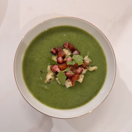 Bowl com sopa cremosa de ervilha, bacon crocante, croutons e couve – Receita do Chef Silvio Forech