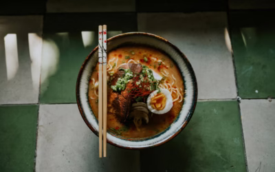 Ramen Japonês com Porco Assado e Ovo Marinado: Um Clássico do Conforto Oriental