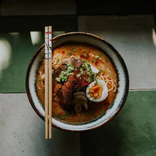 Ramen japonês com porco assado, ovo cozido e caldo rico