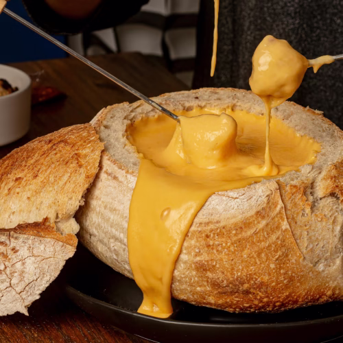 fondue de queijo servido no pão italiano por chef silvio forech