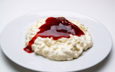 Uma Delícia Quentinha: Arroz Doce Cremoso com Calda de Frutas Vermelhas