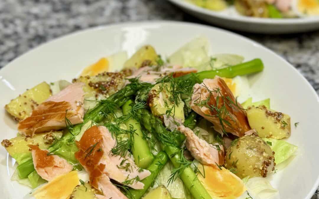 Salada de salmão defumado com batatas e aspargos frescos por chef silvio forech