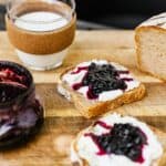 Pão artesanal com cream cheese e geleia de amora caseira